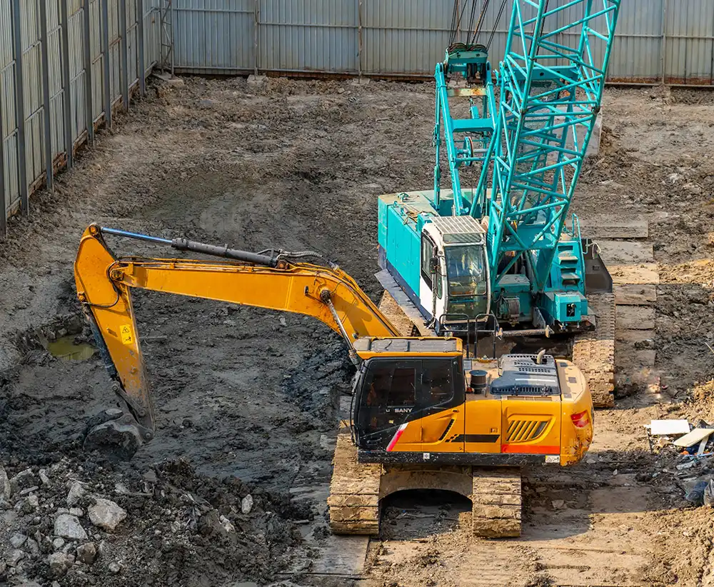 Erdbauarbeiten am Fundament eines Gebäudes